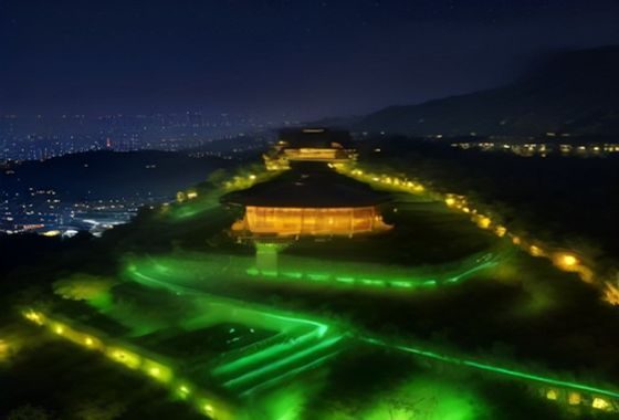 温暖包容的城市街道场景，两位年轻人并肩走在夜晚的霓虹灯下，展现同性交友的真实生活氛围与情感温度